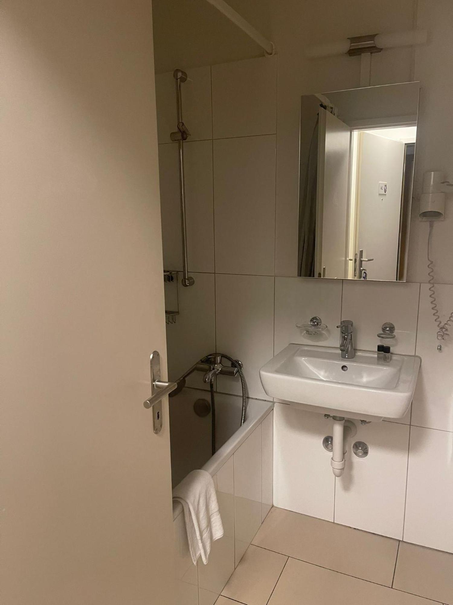 Apartamento Swiss Star District 11 - Self Check-In Zúrich Exterior foto